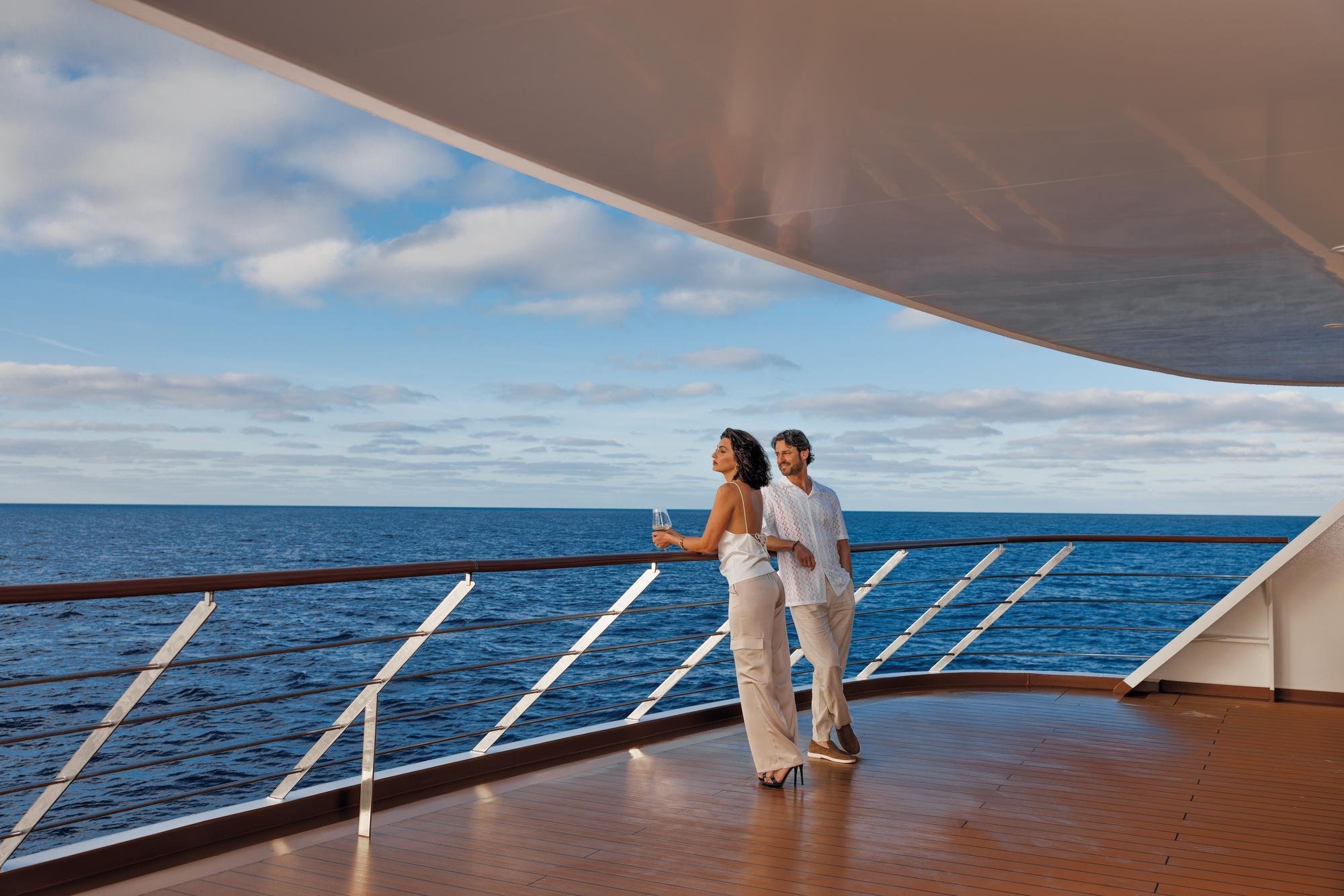 aov_WTR_Zephyr_Lounge_Cocktails_Rail