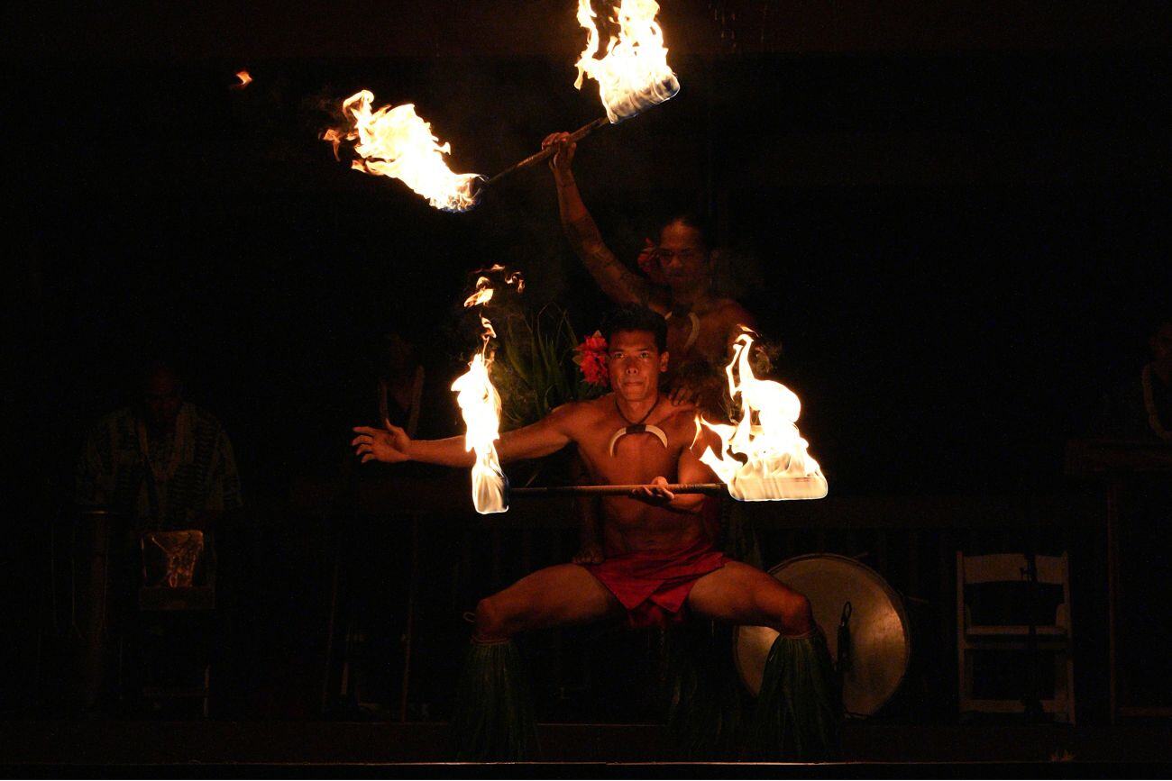 si-hnmsi-fire-dance-at-luau-31061_Classic-Hor